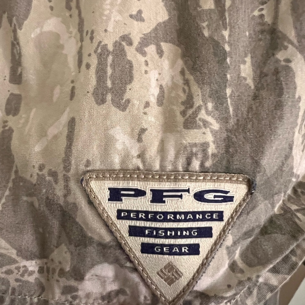 Men’s Columbia Camo/Fishing Shirt size Large - Picture 6 of 7